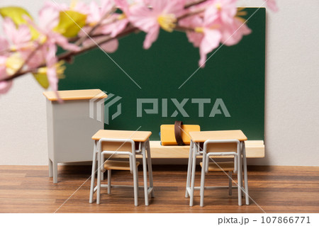 教室のイメージ(桜と教卓と机と黒板) 107866771