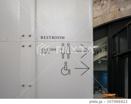 トイレの場所を示すピクトグラム トイレの場所を示すピクトグラム 107866822