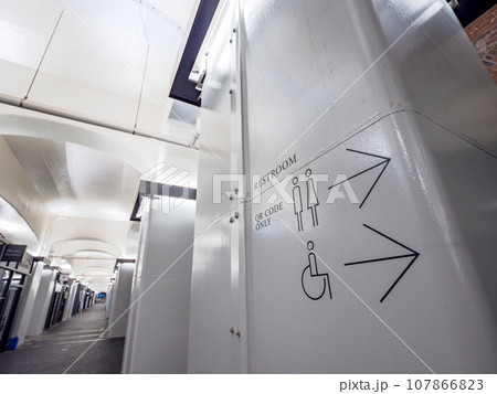 トイレの場所を示すピクトグラム トイレの場所を示すピクトグラム 107866823
