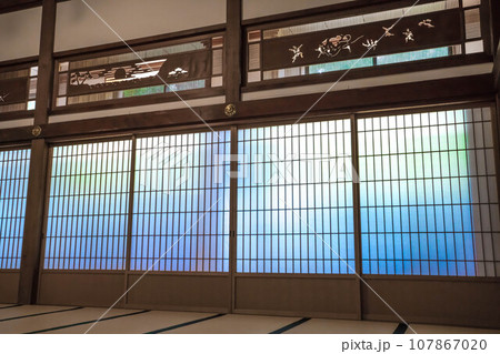 福井 永平寺の和室を彩る美しいグラデーションの障子 107867020
