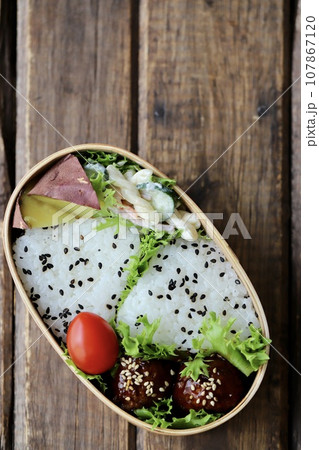 曲げわっぱに入れたゴマ塩おにぎりのお弁当 107867120