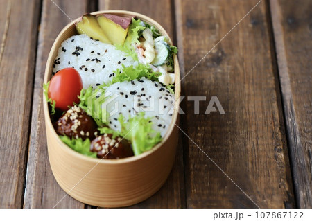 曲げわっぱに入れたゴマ塩おにぎりのお弁当 曲げわっぱに入れたゴマ塩おにぎりのお弁当 107867122