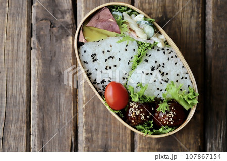 曲げわっぱに入れたゴマ塩おにぎりのお弁当 曲げわっぱに入れたゴマ塩おにぎりのお弁当 107867154