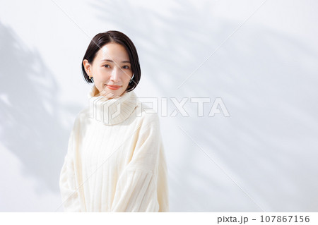 タートルネックニットを着た女性 タートルネックニットを着た女性 107867156
