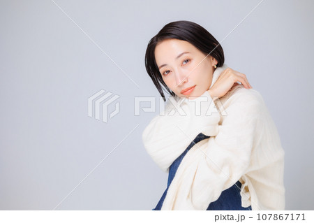 タートルネックニットを着た女性 タートルネックニットを着た女性 107867171