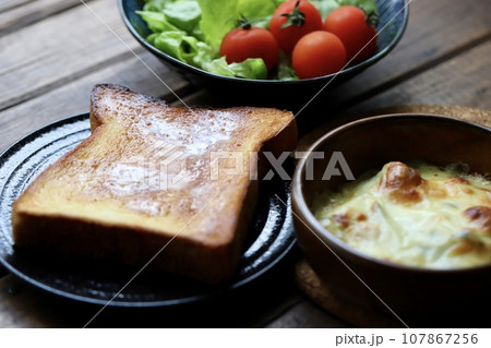 朝ごはん　トーストと野菜サラダとグラタン 107867256