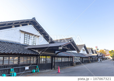 風情ある米穀倉庫『紅葉の山居倉庫』(日本遺産)　酒田市 107867321