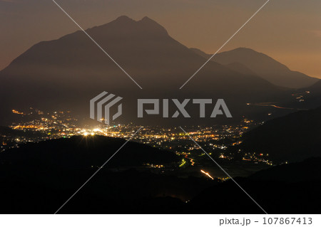 蛇越展望所から見る由布岳と由布院の夜景（大分県由布市） 107867413