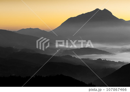 蛇越展望所から早朝の由布岳と由布院盆地を望む(大分県由布市湯布院町) 蛇越展望所から早朝の由布岳と由布院盆地を望む(大分県由布市湯布院町) 107867466