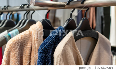 ハンガーラックに掛かった洋服 ハンガーラックに掛かった洋服 107867504