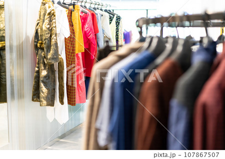 ハンガーラックに掛かった洋服 107867507
