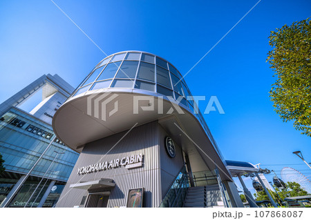 日本の横浜都市景観 未来的な“空中交通”「YOKOHAMA AIR CABIN」乗り場「桜木町駅」 107868087