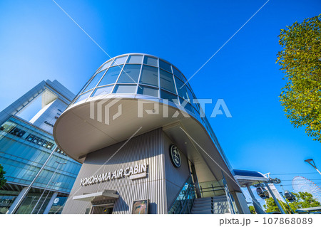 日本の横浜都市景観 未来的な“空中交通”「YOKOHAMA AIR CABIN」乗り場「桜木町駅」 107868089