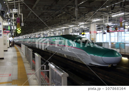 仙台駅に到着した東北新幹線やまびこ号(E5系電車) 仙台駅に到着した東北新幹線やまびこ号(E5系電車) 107868164