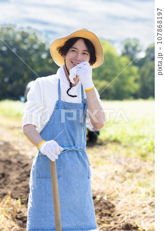 畑仕事をする若い男性 107868197