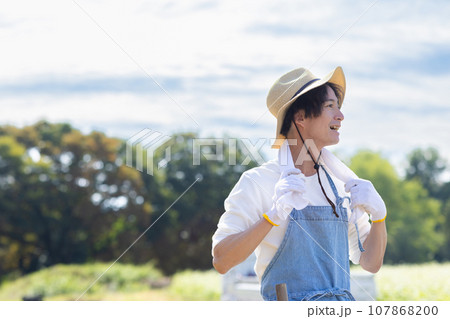 畑仕事をする若い男性 107868200