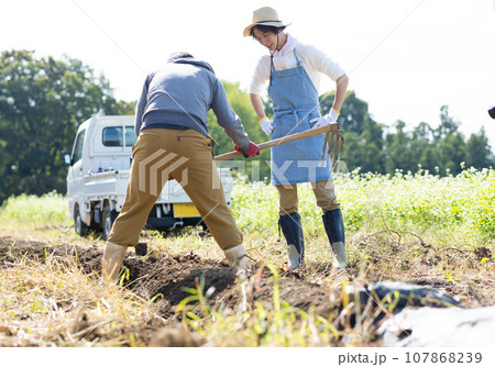 畑仕事をする若い男性 107868239