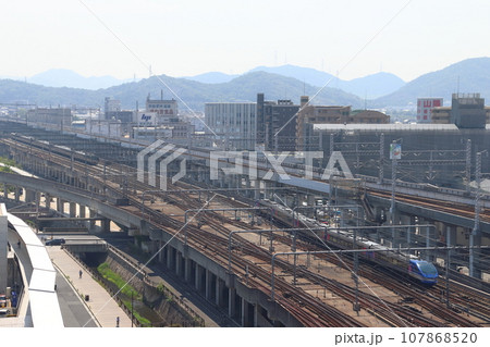 姫路駅付近を行く特急スーパーはくと号 107868520