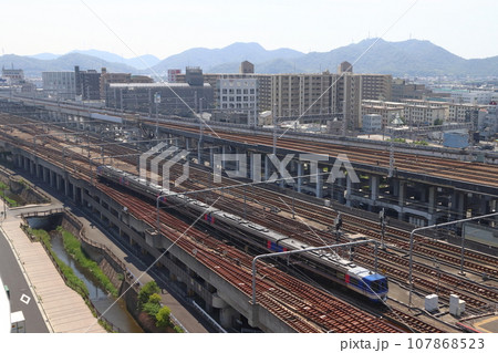 姫路駅付近を行く特急スーパーはくと号 107868523