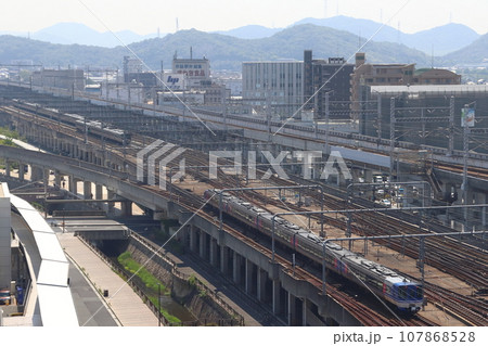 姫路駅付近を行く特急スーパーはくと号 姫路駅付近を行く特急スーパーはくと号 107868528