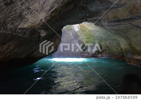 堂ヶ島の天窓洞 神秘的な青の洞窟 静岡県西伊豆町 堂ヶ島の天窓洞 神秘的な青の洞窟 静岡県西伊豆町 107868599