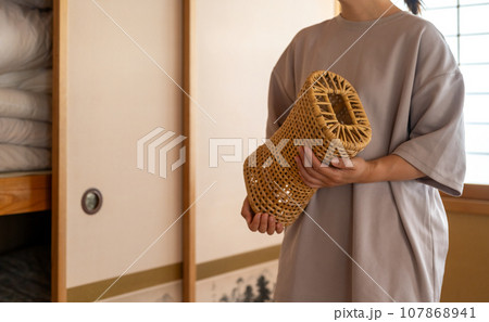 和室ぐらしの女性 107868941