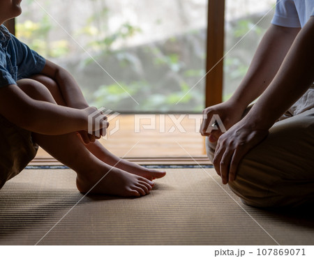 体育座りをした子供 107869071