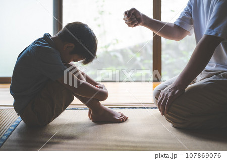 体育座りをした子供 107869076