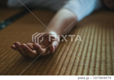 和室で寝ている男性 107869079