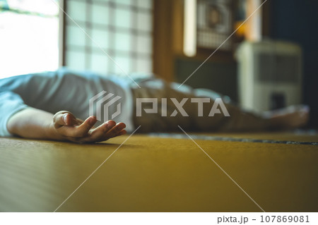 和室で寝ている男性 和室で寝ている男性 107869081