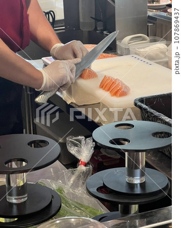 調理人 調理員 割る 107869437