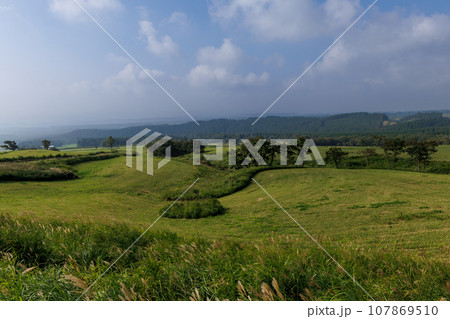 久住高原展望台下からの眺望（大分県竹田市） 107869510