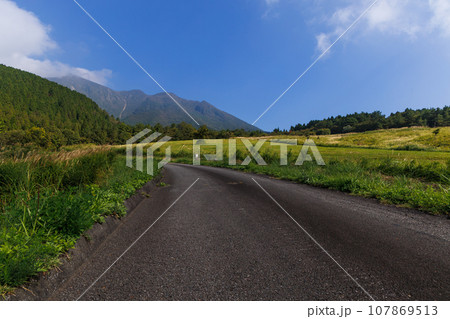 久住高原展望台下から見る久住山、大船山（大分県竹田市） 107869513