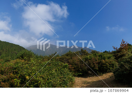 久住高原展望台から見る久住山、大船山(大分県竹田市) 久住高原展望台から見る久住山、大船山(大分県竹田市) 107869904