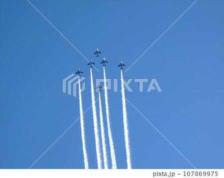 青空を飛行するブルーインパルス 107869975