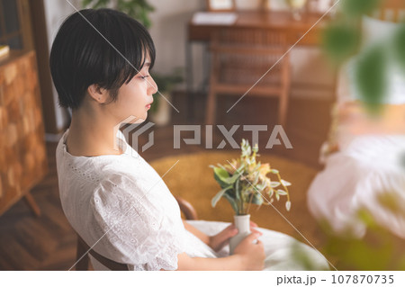 屋内 女性ポートレイト 屋内 女性ポートレイト 107870735