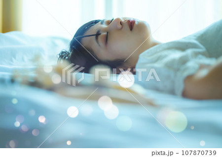 ベッドで寝そべる女性ポートレイト 107870739