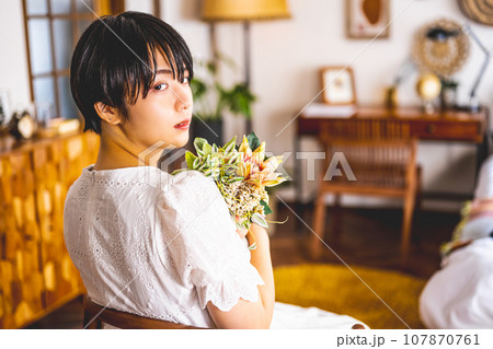 屋内　女性ポートレイト 107870761
