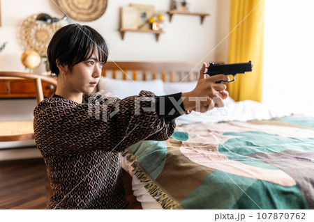 銃を持つ女性ポートレイト 107870762