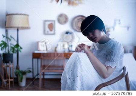 屋内　女性ポートレイト 107870768