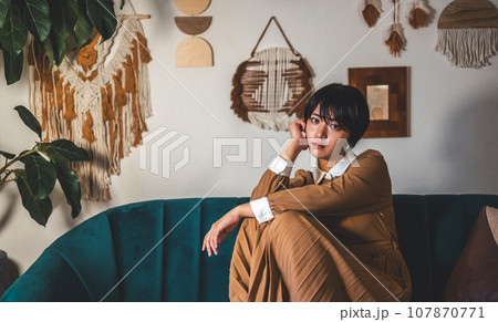 屋内　女性ポートレイト 107870771