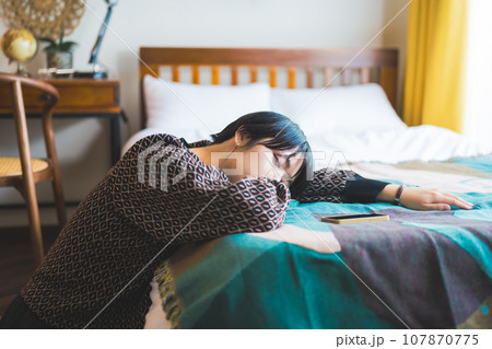 屋内　女性ポートレイト 107870775