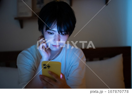 スマートフォンを持つ女性 107870778