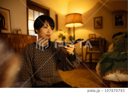 屋内　女性ポートレイト 107870783