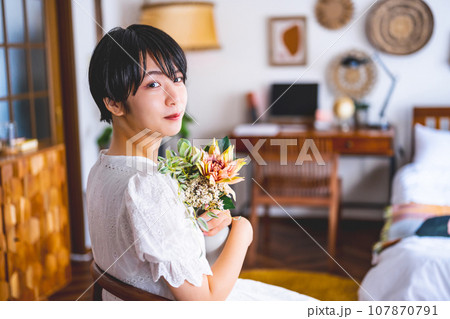 屋内 女性ポートレイト 屋内 女性ポートレイト 107870791