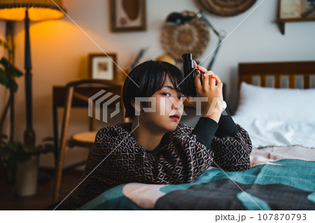 銃を持つ女性ポートレイト 銃を持つ女性ポートレイト 107870793