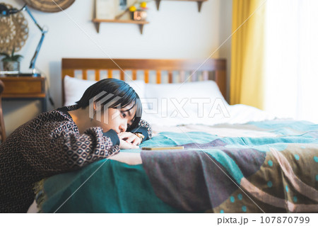 屋内 女性ポートレイト 屋内 女性ポートレイト 107870799