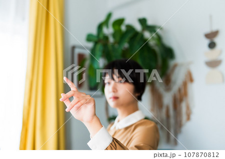 屋内　女性ポートレイト 107870812