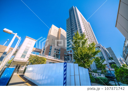 日本の横浜都市景観 閉鎖を余儀なくされた桜木町駅前喫煙所。完全に囲まれてしまった=10月17日 日本の横浜都市景観 閉鎖を余儀なくされた桜木町駅前喫煙所。完全に囲まれてしまった=10月17日 107871742