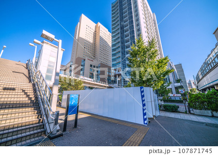 日本の横浜都市景観　閉鎖を余儀なくされた桜木町駅前喫煙所。完全に囲まれてしまった＝10月17日 107871745